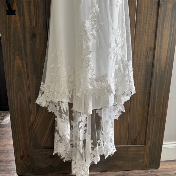 Wedding Dress - Picture 6 of 11